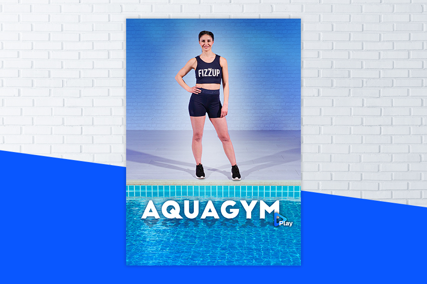 Programme FizzUp Aquagym avec la coach Elodie au bord de la piscine prête à enseigner un cours d'aquagym