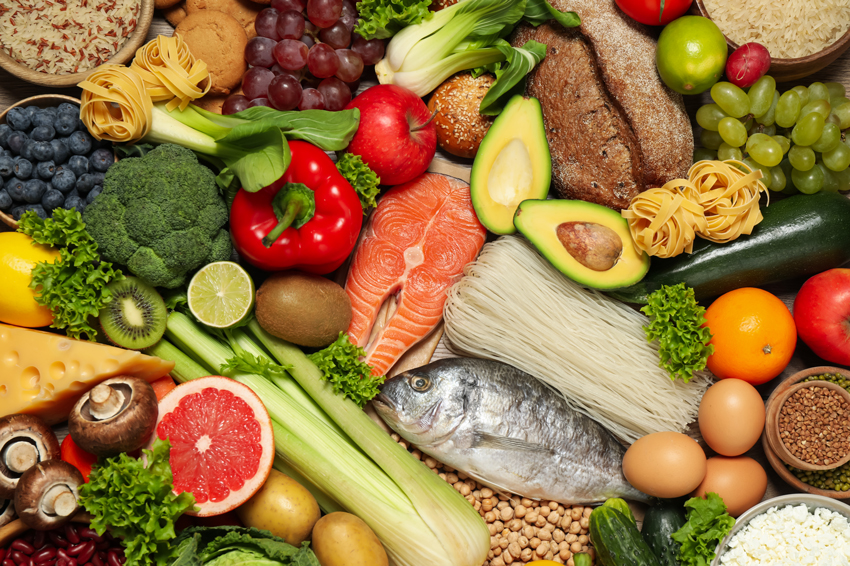 Aliments bons à consommer tels que des fruits, des légumes, des légumineuses, des graines, du poisson, des agrumes..