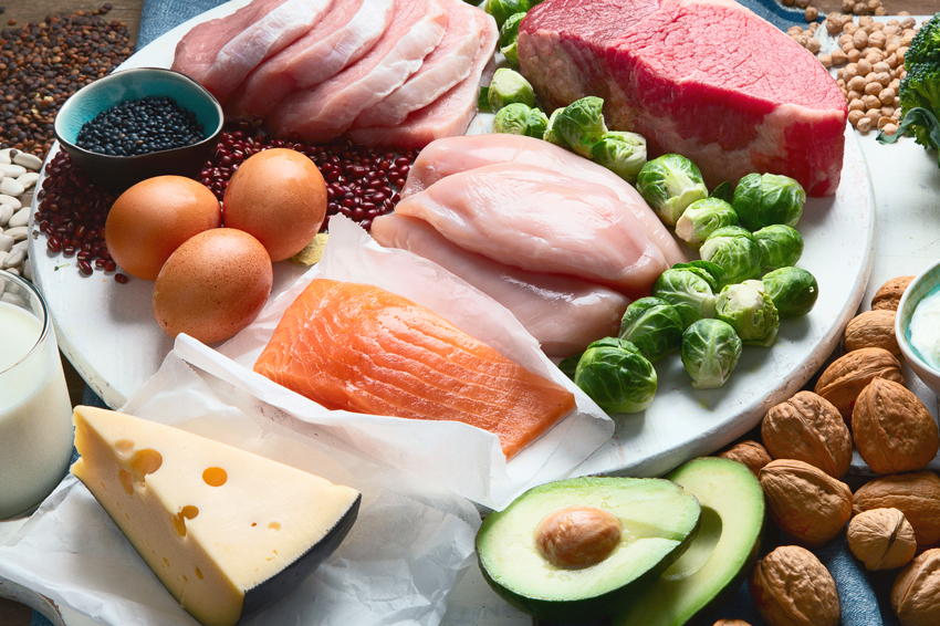 Différents aliments riches en protéines pouvant compléter ses repas (oeuf, saumon, choux de Bruxelles, dinde, noix, avocat, fromage...)