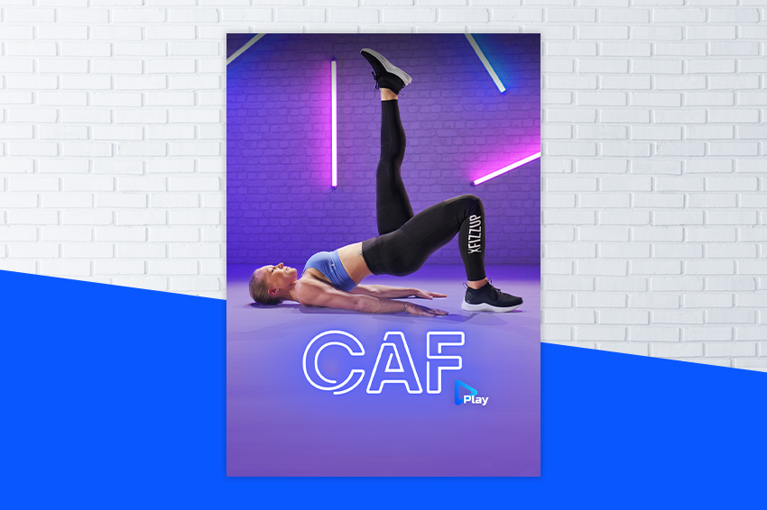 Affiche du programme CAF avec une femme faisant un relevé de bassin jambe tendue