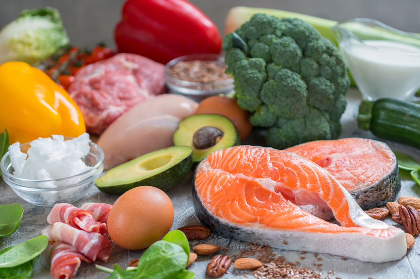 Des aliments sains riches en protéines, omégas-3 ou encore vitamines posés sur une table