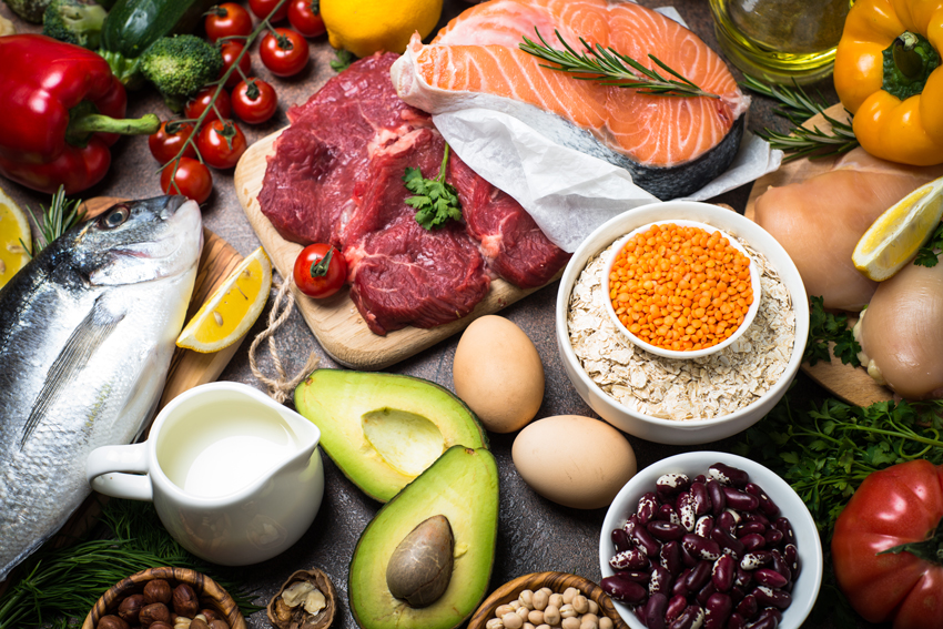 Aliments posés sur une table, riches en protéines et en oméga 3, pour booster son métabolisme de base