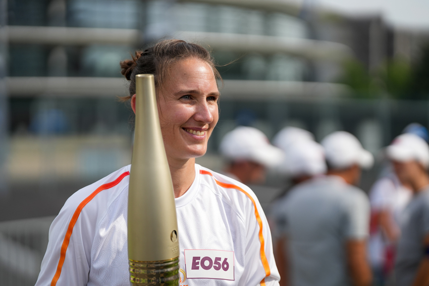 Inène Pascal pendant le relais de la flamme des Jeux Olympiques de Paris 2024